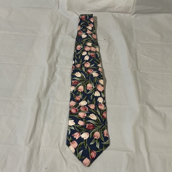 Nameless men’s tulip tie 100% silk like new 4”W x 58L. Tie  makes a statement! - Picture 6 of 6